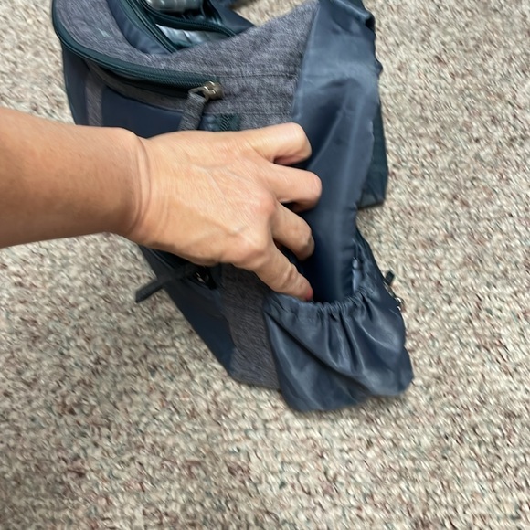 Lug travel tote in grey with long padded strap - Picture 12 of 13